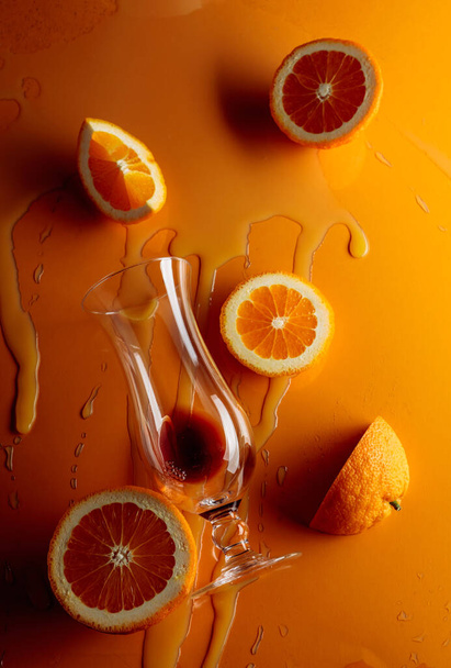 Cóctel "Tequila sunrise" sobre fondo naranja. Vista superior. - Foto, imagen
