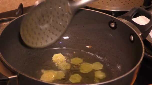 Жареная картошка фри с подогревом масла в кастрюлю и помешивая их
. - Кадры, видео