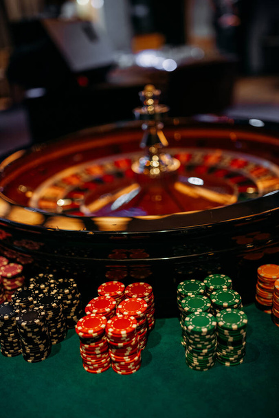 Τραπέζι τυχερών παιχνιδιών και ρουλέτα τροχών στο καζίνο - Φωτογραφία, εικόνα