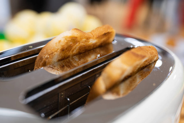 Een paar knapperige toast in de broodrooster, close-up. Andere focus - Foto, afbeelding