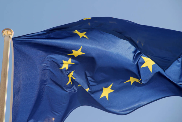 Флаг Европейского Союза развевается в воздухе
 - Фото, изображение