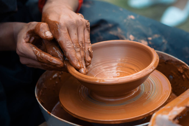 Руки гончаря. Гончар робить керамічний посуд на гончарі
 - Фото, зображення