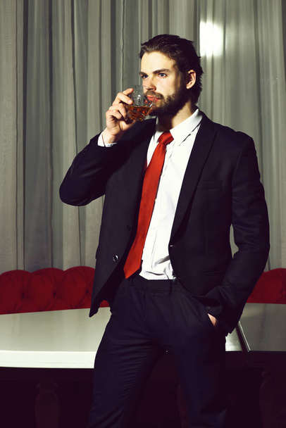 bearded man, businessman with glass of whiskey - Fotoğraf, Görsel
