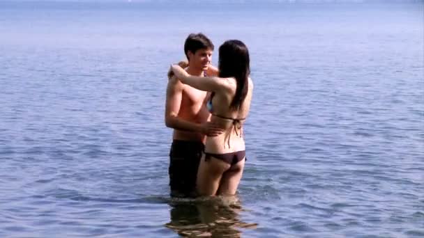 Чоловік і жінка грають у воді
 - Кадри, відео