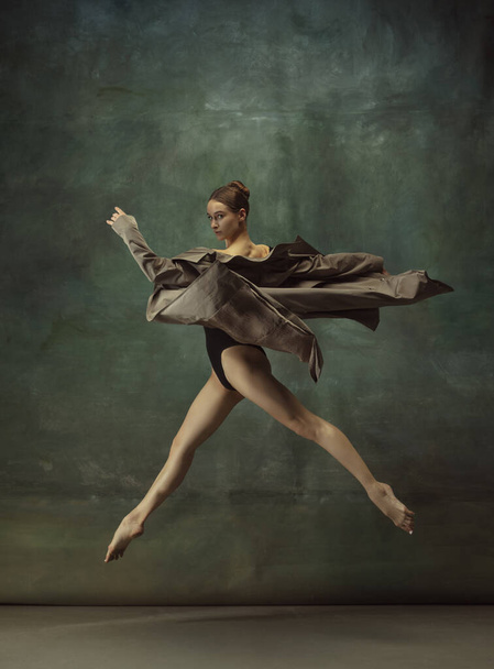 Joven elegante bailarina tierna sobre fondo oscuro estudio
 - Foto, imagen