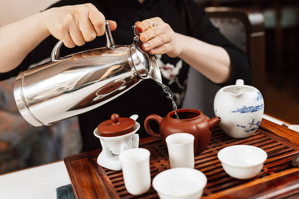 donna fare un tè a una cerimonia del tè cinese
 - Foto, immagini