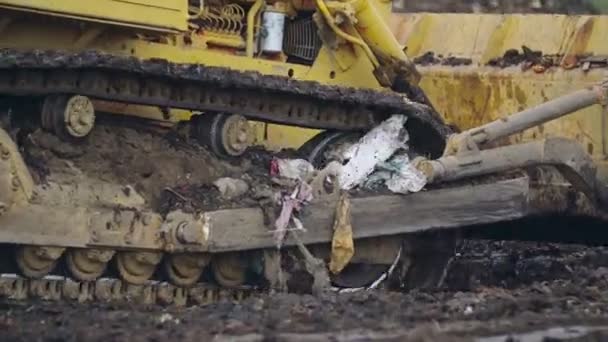 caterpillar bulldozer pushes garbage in one pile - Filmati, video