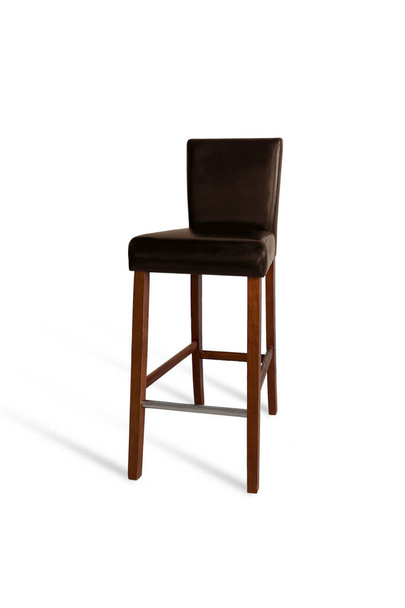 Wysokie drewniane nogi bar krzesło z brązowymi skórzanymi poduszkami izolowane na białym tle do projektowania wnętrz - Zdjęcie, obraz
