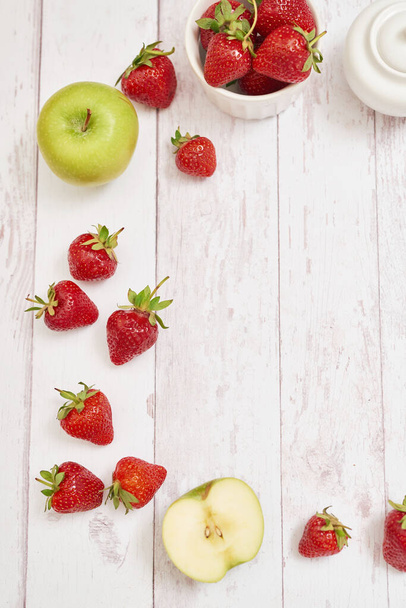 Σχέδιο αποτοξίνωσης. Νόστιμα φρούτα και μούρα. Θεραπευτικό φαγητό. Χορτοφαγία, χορτοφαγία, διατροφή με ωμά τρόφιμα. Φράουλες και μήλα. Θερινά φρέσκα φρούτα. Αντιγραφή χώρου. Βιταμίνες στα τρόφιμα. Υγιές πρωινό. - Φωτογραφία, εικόνα