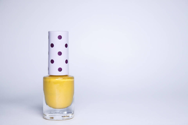 Eine Flasche mit blauem Nagellack auf weißem Hintergrund. Nagellack. Nail Maniküre Konzept. Isolierter Kopierraum - Foto, Bild