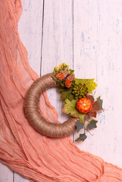 Осінній квітковий вінок ручної роботи на сільському дерев'яному паркані з оксамитовим матеріалом
 - Фото, зображення