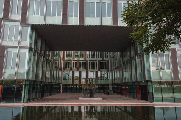 Fachada de vidro do edifício perto do canal em Copenhague, Dinamarca
  - Foto, Imagem
