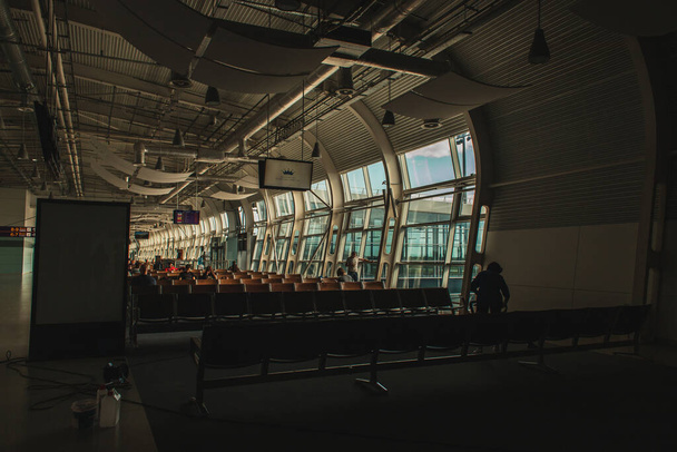 コペンハーゲン、デンマーク-エイプリル社2020年30日:空港内の椅子付き待合室の内部  - 写真・画像