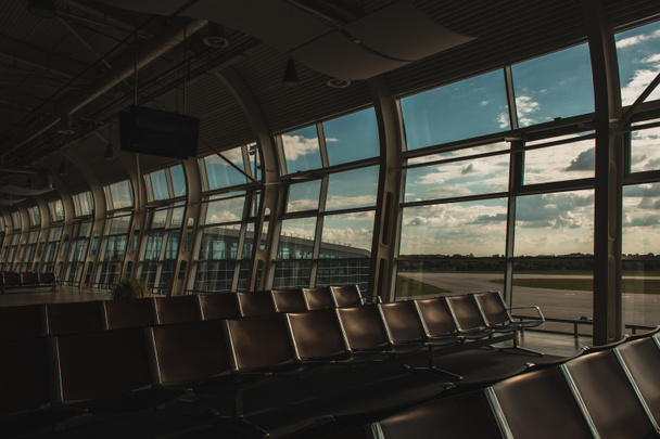 Γραμμές των καρεκλών στην αίθουσα αναμονής του αεροδρομίου στην Κοπεγχάγη, Δανία  - Φωτογραφία, εικόνα