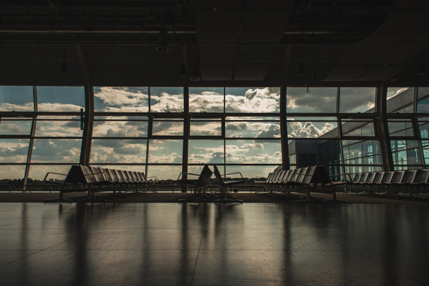 Blick auf Stuhlreihen in der Wartehalle des Flughafens in Kopenhagen, Dänemark  - Foto, Bild