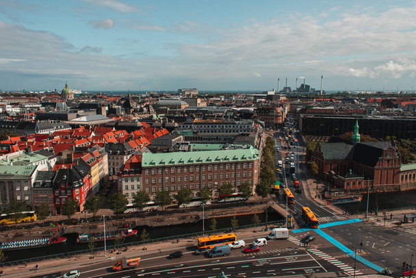 Vista de alto ângulo de edifícios e estrada na cidade de Copenhague com céu nublado no fundo, Dinamarca
  - Foto, Imagem