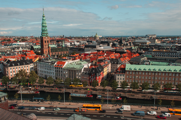 Vue en angle élevé de la rue urbaine avec bâtiments et routes à Copenhague, Danemark  - Photo, image