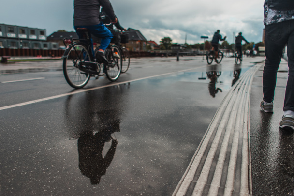 Enfoque selectivo de personas caminando y montando bicicletas en la calle urbana durante la lluvia en Copenhague, Dinamarca
  - Foto, imagen