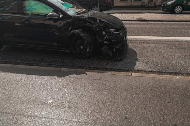 Rozbity samochód na ulicy miejskiej w Kopenhadze, Dania  - Zdjęcie, obraz