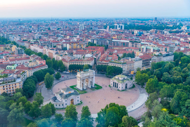 Sunset aerial view of Arco della Pace in Italian city Milano - Foto, imagen