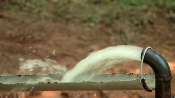 Erős vízáramlás egy csőszivattyúból. - Felvétel, videó