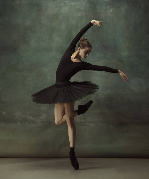 Mladý půvabný jemný balerína na tmavém pozadí studia - Fotografie, Obrázek