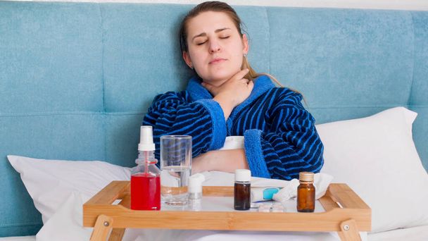 Chora kobieta złapała wirusa cierpiącego na ból gardła i wysoką temperaturę - Zdjęcie, obraz
