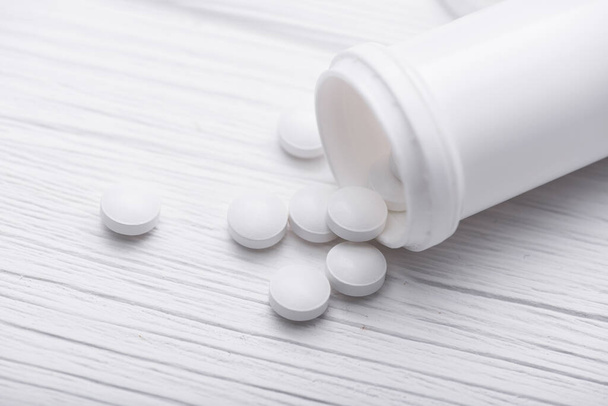 Pillole medicinali sul tavolo bianco. sfondo farmacia
 - Foto, immagini