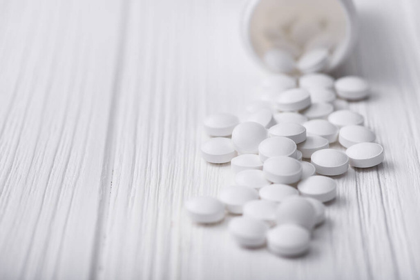 Close-up van medische pillen op witte tafel - Foto, afbeelding