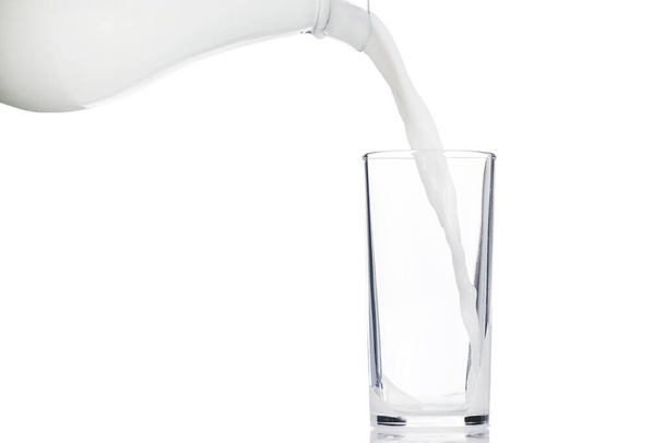 Čerstvé mléko nalité do sklenice izolované na bílém pozadí - Fotografie, Obrázek