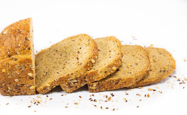 Свіжий домашній хліб зерновий раціон для здорового харчування з натурального борошна, корисний для кожного сніданку на білому тлі
. - Фото, зображення