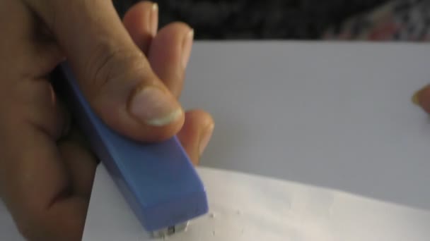 Eine Frau heftet die Papiere mit Heftklammer und befestigt die mit Prozess. - Filmmaterial, Video