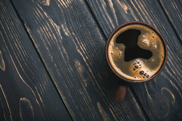 Hot coffee cup on a wooden table. Vintage mug. - Fotoğraf, Görsel