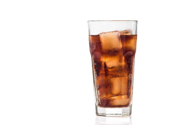 koud glas cola geïsoleerd op een witte achtergrond - Foto, afbeelding