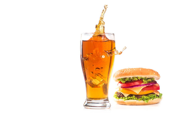 Burger en glas bier geïsoleerd op witte achtergrond. Fastfood met drank. - Foto, afbeelding
