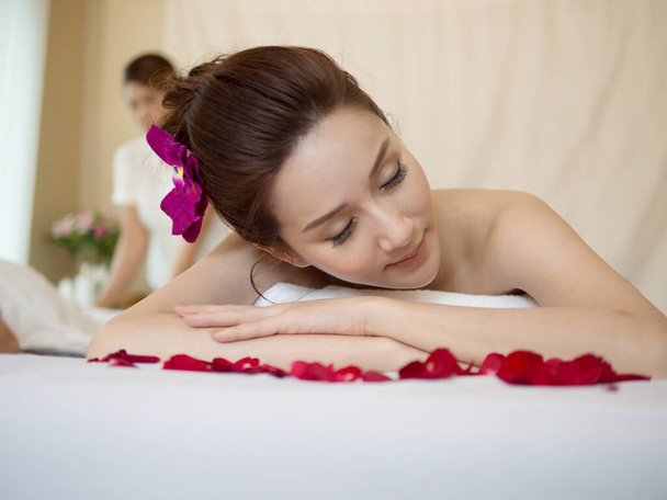 Belle jeune femme recevant un massage dans un salon de spa - Photo, image