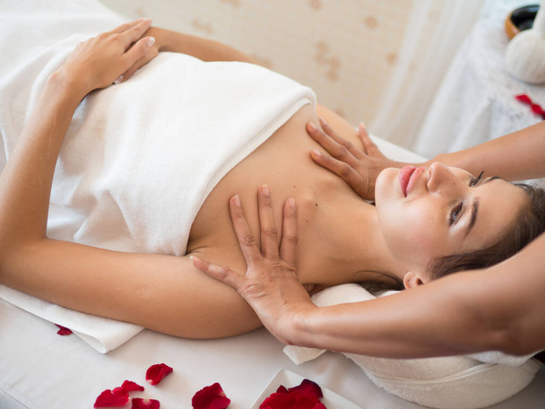 imagem da bela jovem que recebe massagem no salão de spa
 - Foto, Imagem