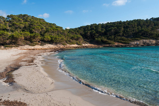 porzucone rajskie plaże wiosną i latem na Menorce, hiszpańskiej wyspie śródziemnomorskiej, po kryzysie covid 19 coronavirus - Zdjęcie, obraz