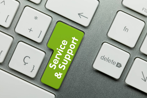 Service & Support Geschrieben auf Green Key der metallischen Tastatur. Tastendruck. - Foto, Bild