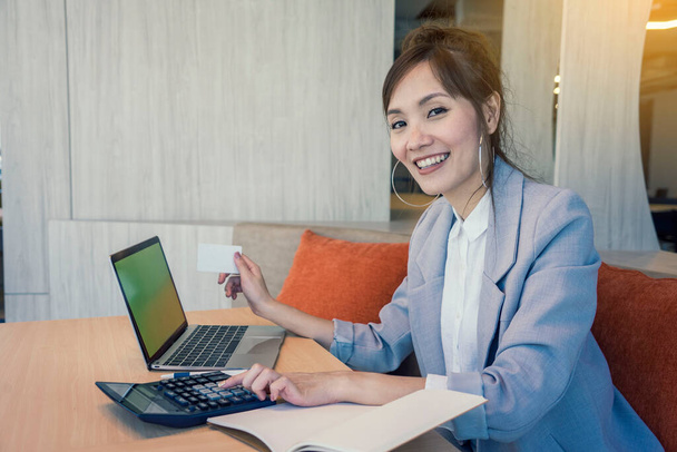 Les femmes asiatiques travaillent dans les études de marché, travaillent avec succès avec les ordinateurs portables, analysent les données et sont à la cafétéria de l'entreprise. - Photo, image