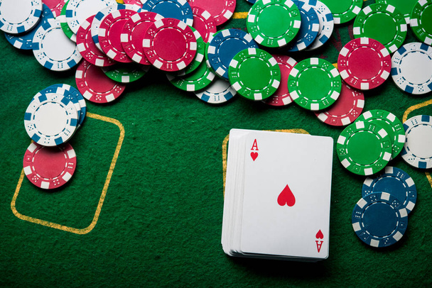 колода карт и фишек для покера на зеленом столе казино
 - Фото, изображение