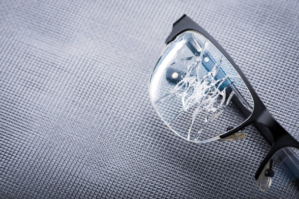 vidrios rotos sobre fondo metálico. concepto de fracaso en las empresas
 - Foto, imagen