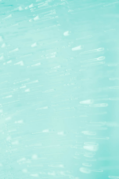 Kylmä happi kuplia vedessä hämärtynyt mintun väri tausta. Kesällä kylmä abstrakti defocused makro tapetti, pystysuora - Valokuva, kuva