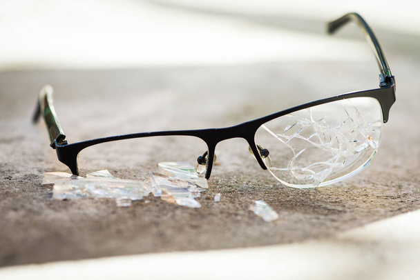 アスファルトの壊れたメガネ。ストリート事故の概念。視力の低さ - 写真・画像