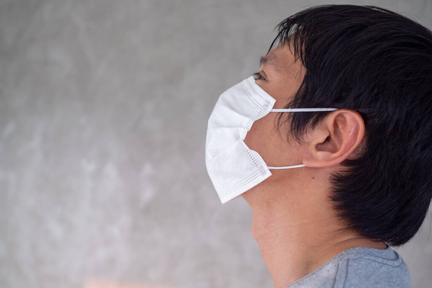 Изображение лица азиатских мужчин в масках для защиты от вируса Короны или Ковида 19 и токсичных дымов и пыли. PM 2.5
 - Фото, изображение