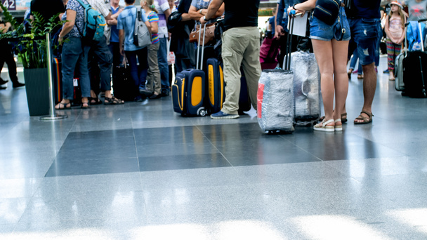 Imagen borrosa de multitud de personas con bolsas en cola en la terminal del aeropuerto
 - Foto, Imagen