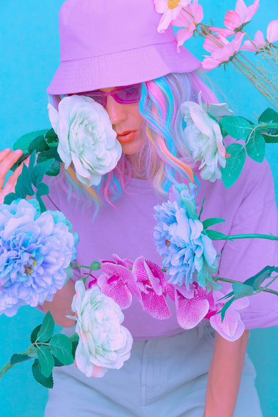 Pretty Kawaii Ladyl in bloom flowers. Trendy bucket hat.  Summer Kisses you - Foto, afbeelding