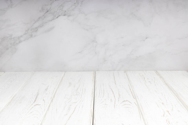 Biały drewniany stół tło, Pusta powierzchnia licznika, Biały drewniany stół dla sklepu detalicznego, makieta, szablon baner. - Zdjęcie, obraz