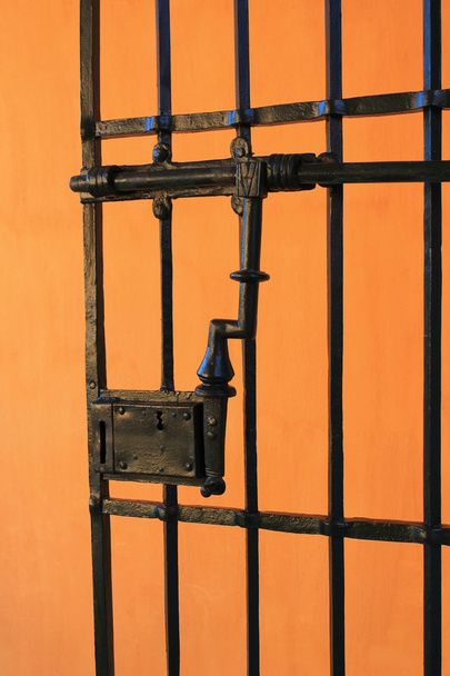 Помаранчеві стіни з Іспанією залізні ворота - Фото, зображення