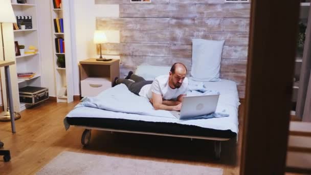 Freelancer wearing pajamas working on laptop - Video, Çekim